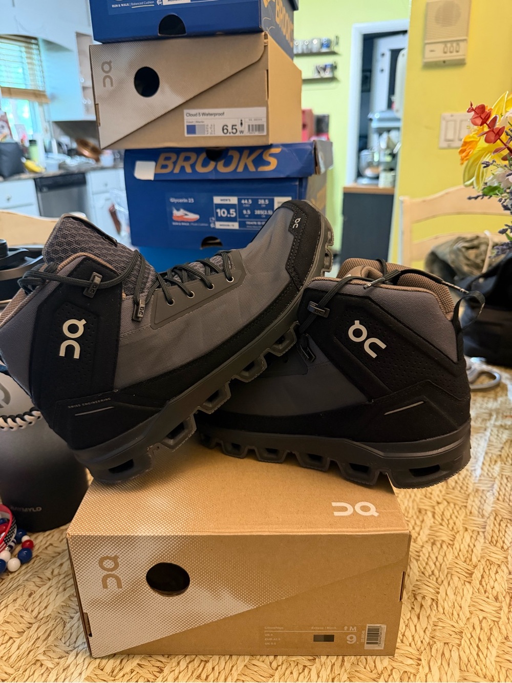 On Cloud Waterproof Trail Boots in Black/Grey cloud ridge sz 9 m new !!